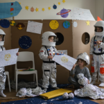مغامرة رواد الفضاء في غرفة الجلوس: أنشطة فضاء ممتعة للأطفال في المنزل