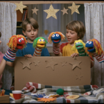 أنشطة فنية للأطفال: مسرح دمى من الجوارب